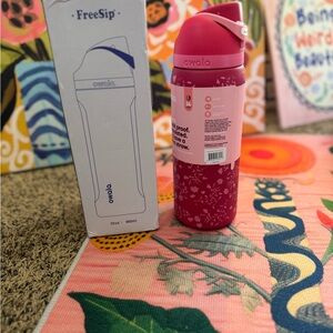 Owala 32oz Freesip in the Limited Edition LOVE LETTER colorway ❤️🩷🤍